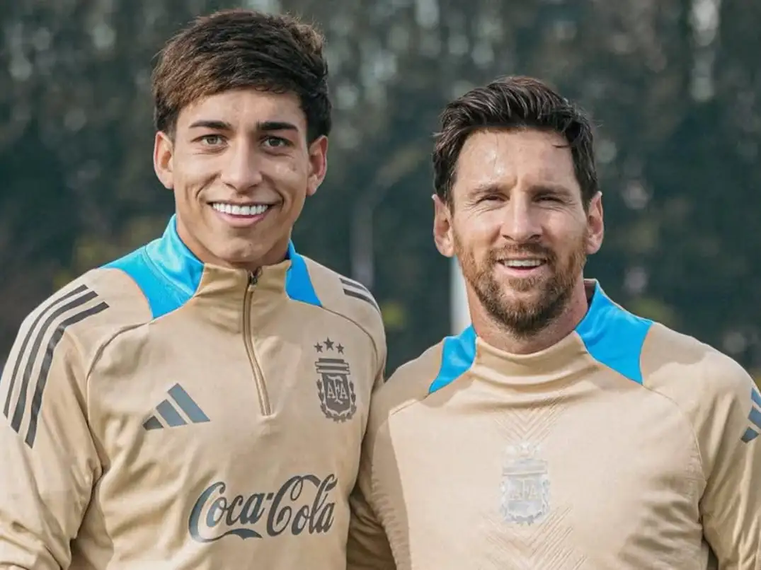 Carrizo junto a Messi en el predio de la AFA.