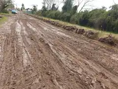 Calles destruidas: chicos que no pueden ir a la escuela y un trabajo desperdiciado