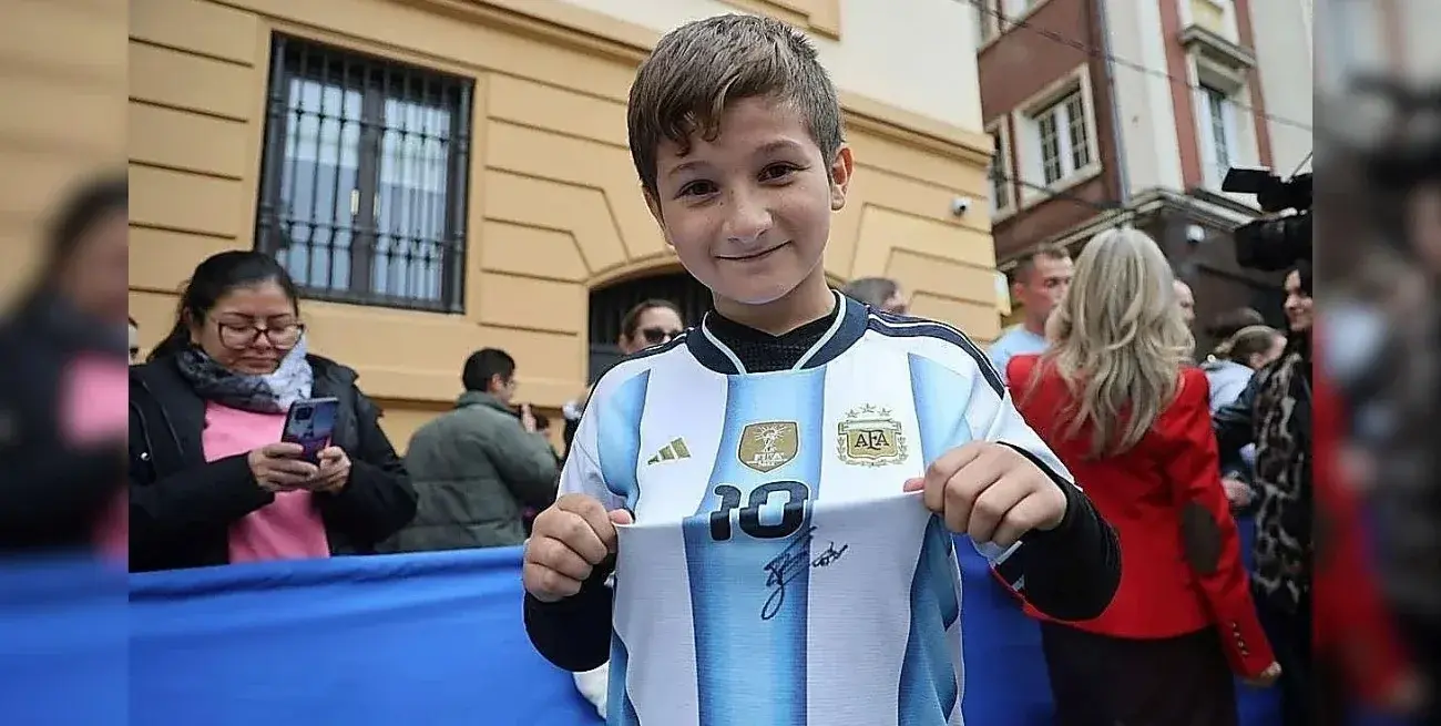 Un niño faltó a la escuela para ver a Lionel Messi y logró que le firme su camiseta