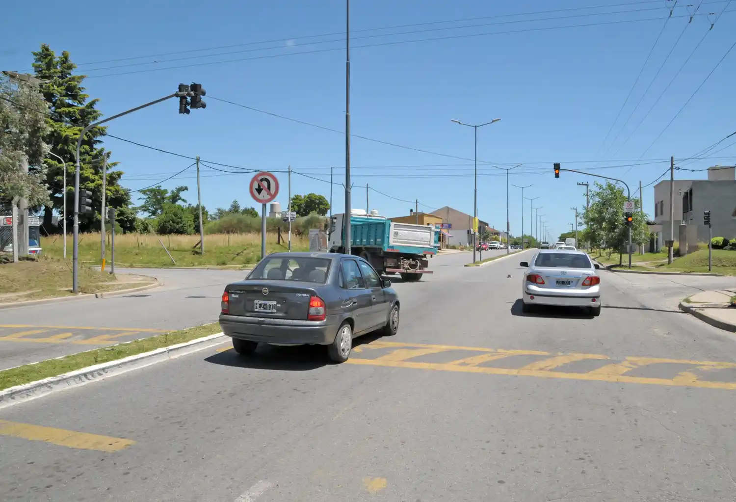El semáforo de Lunghi y Azucena lleva 4 años titilando en amarillo. Ahora reordenaron la circulación y se pondrá en funcionamiento.