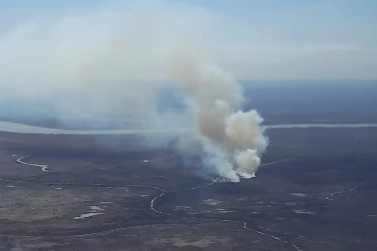 Combaten los incendios en las islas con operativos simultáneos en distintos puntos