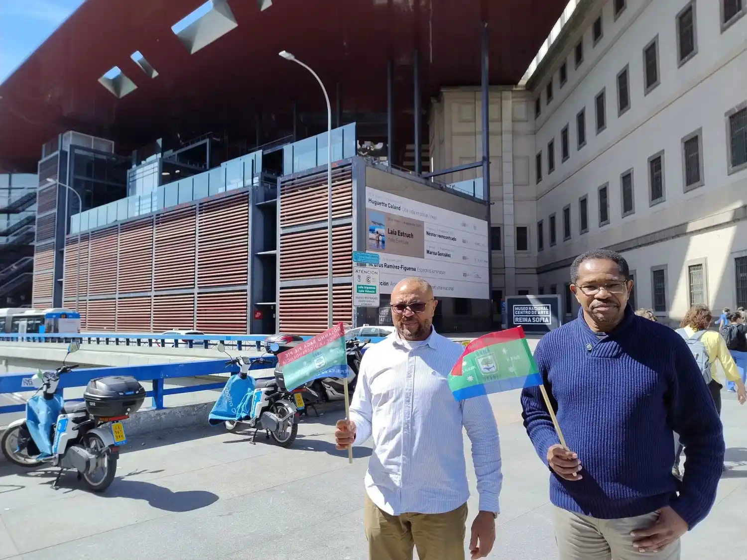Independencia. Cartagena y su ministro Bai Bahe, posan con la bandera de Annobón, frente al Museo Reina Sofía.