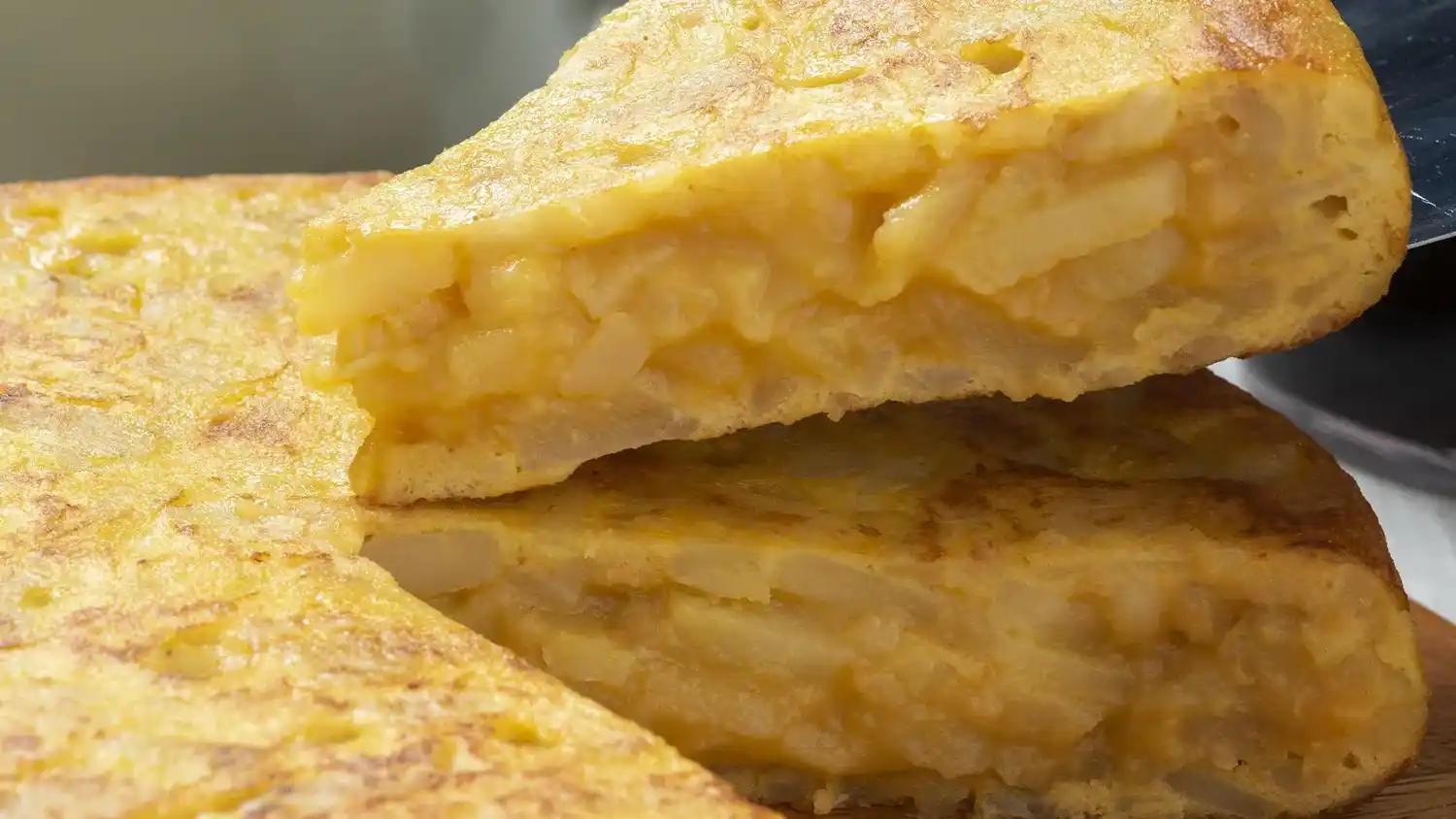 Tortilla de papas perfecta: jugosa por dentro y dorada por fuera