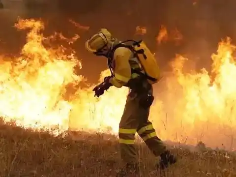 Más de 300.000 evacuados por incendios en España y Francia: despliegan el A400M con kit antiincendios