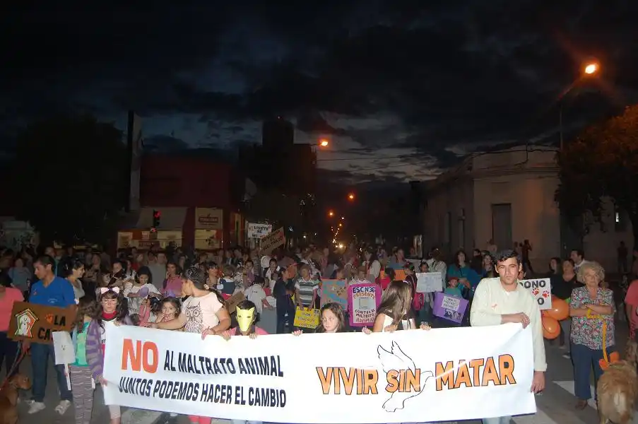 Unos 300 vecinos marcharon con sus mascotas contra el maltrato animal