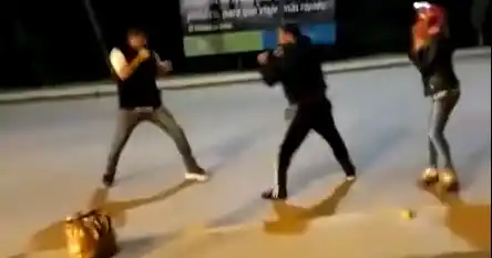 Video: Feroz pelea entre un colectivero y un motociclista en Pilar