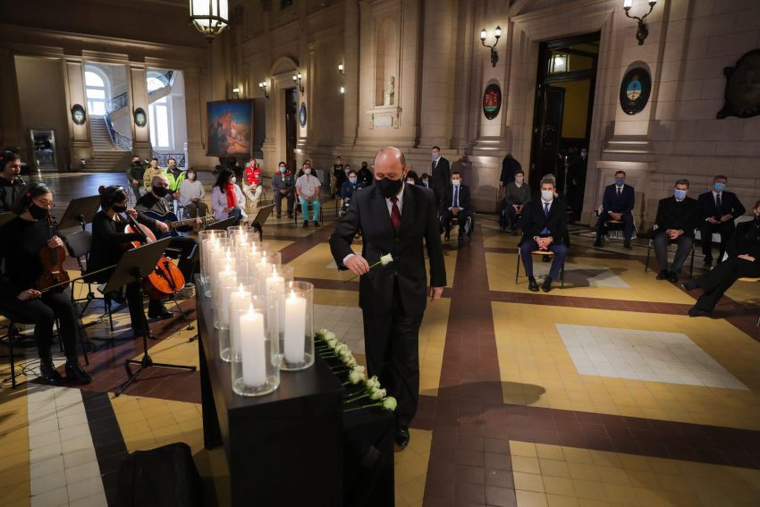 El gobernador acompañó al Presidente en el homenaje a los fallecidos por COVID 19