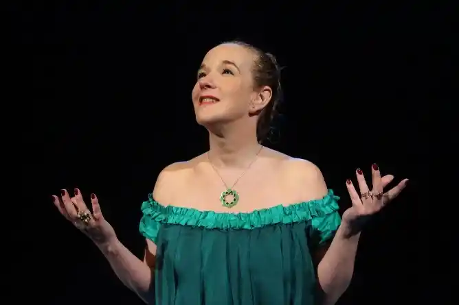 Mariana De Castro vuelve a su ciudad natal con obra “El Haz más intenso del Mundo”