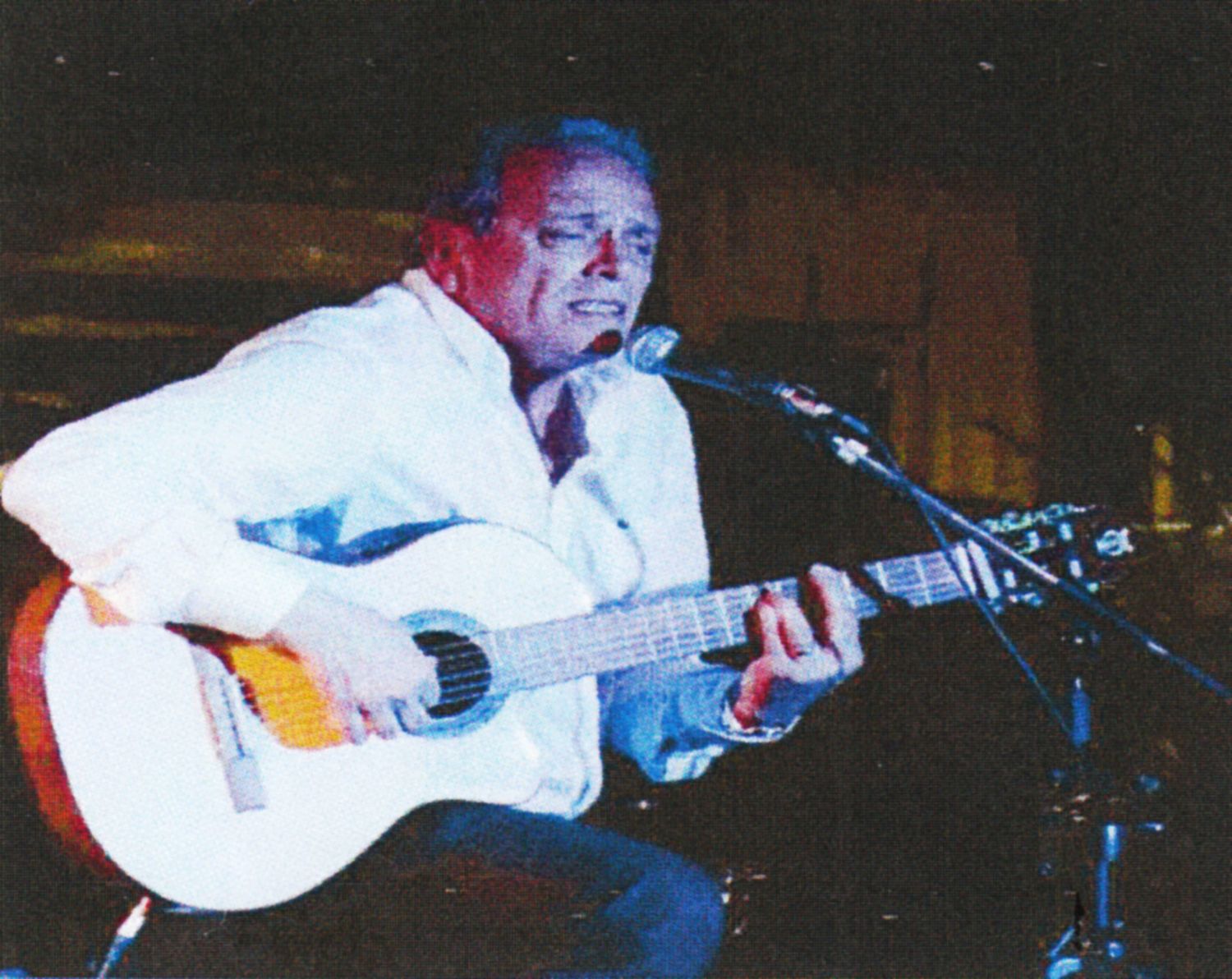 Alfredo Greco le canta a Serrat 