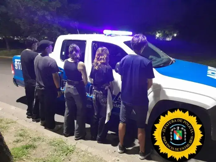 A las piñas, patadas y botellazos: jovenes se enfrentaron en un plaza en una batalla campal