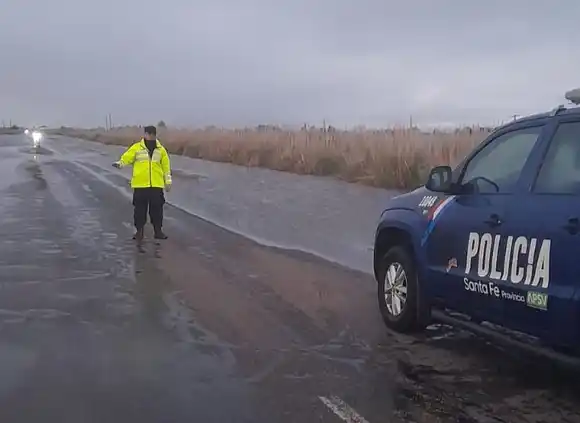 Monitoreo continuo y tránsito cortado en diversos puntos de la provincia por las intensas precipitaciones