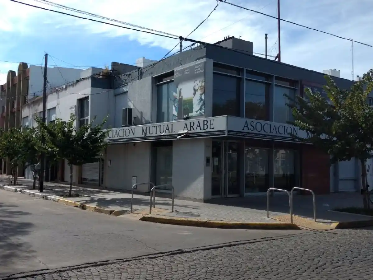 Abren una camioneta y se llevan un bolso de su interior 