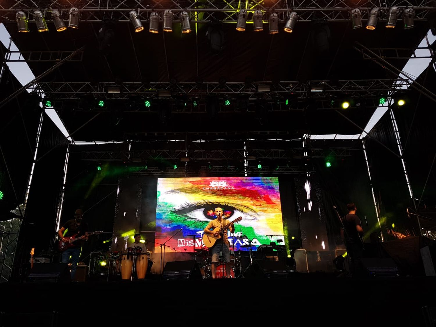 El despliegue de Raly Barrionuevo y los artistas locales en la Fiesta del Pescado y el Vino