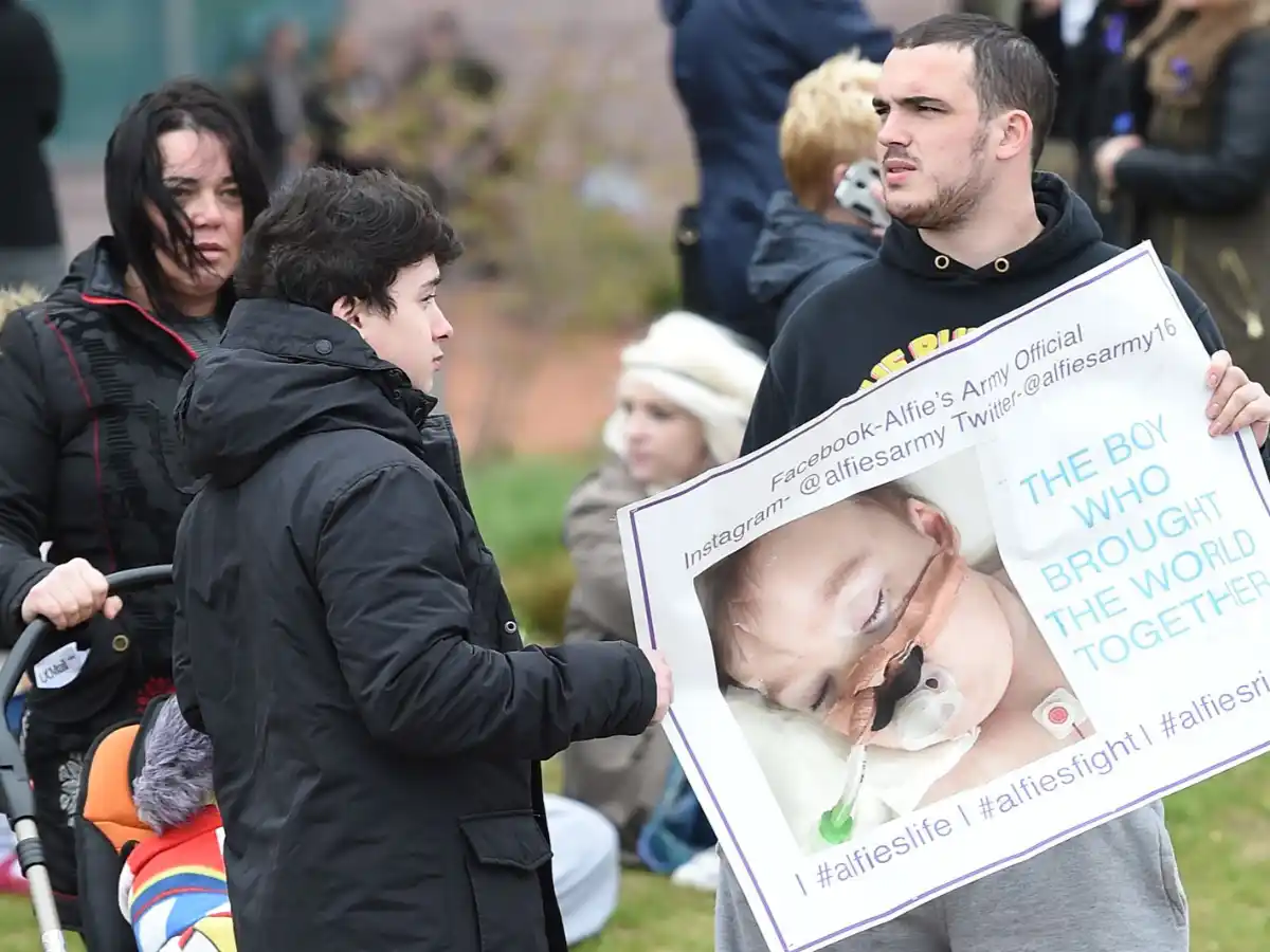 El Papa, profundamente afectado por la muerte de Alfie Evans