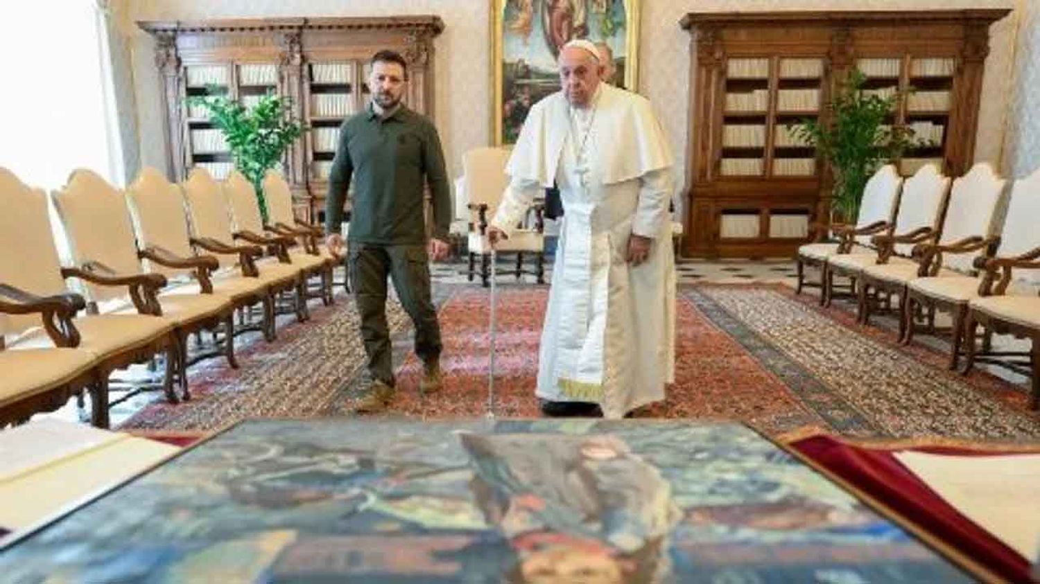 El Papa recibió a Zelenski en el Vaticano: el presidente de Ucrania llegó demorado a la cita