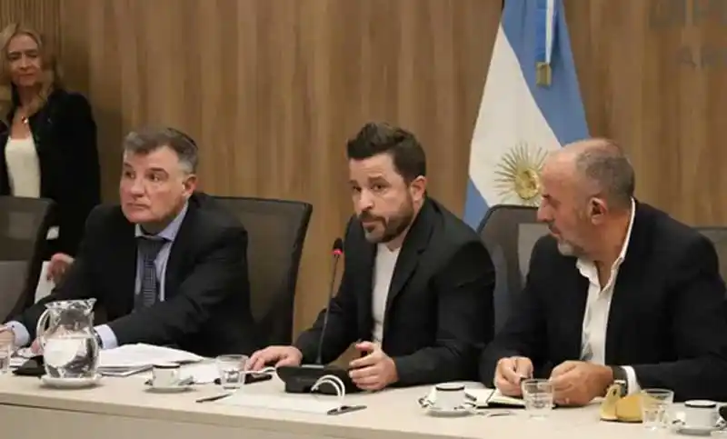 Tetaz cuestionó duramente a los libertarios y los acusó de pactar con el kirchnerismo.