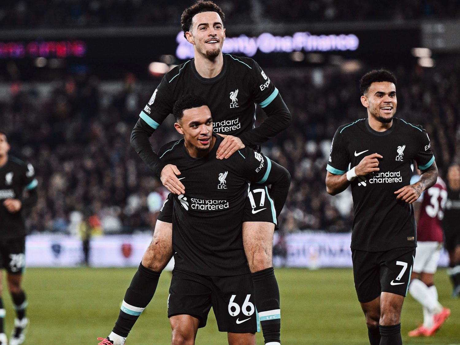 El líder Liverpool hizo cinco en su visita a West Ham
