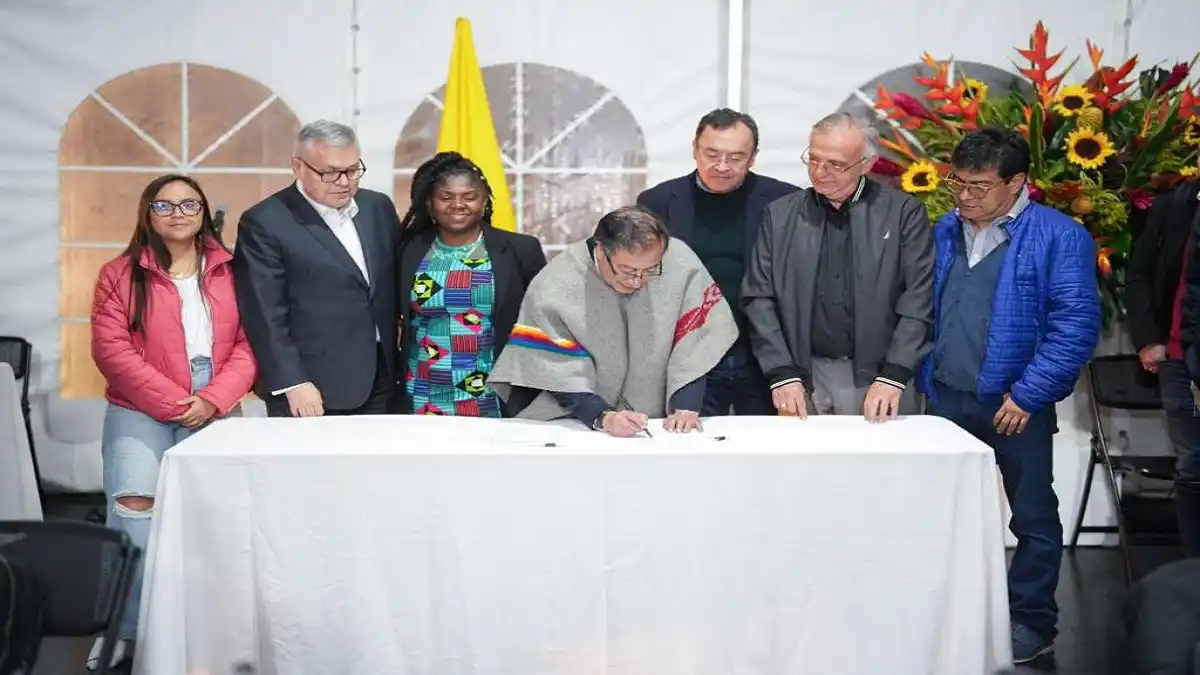 ¡PRIMERA DISPOSICIÓN DE SU GOBIERNO! Gustavo Petro firma Ley de la Paz Total
