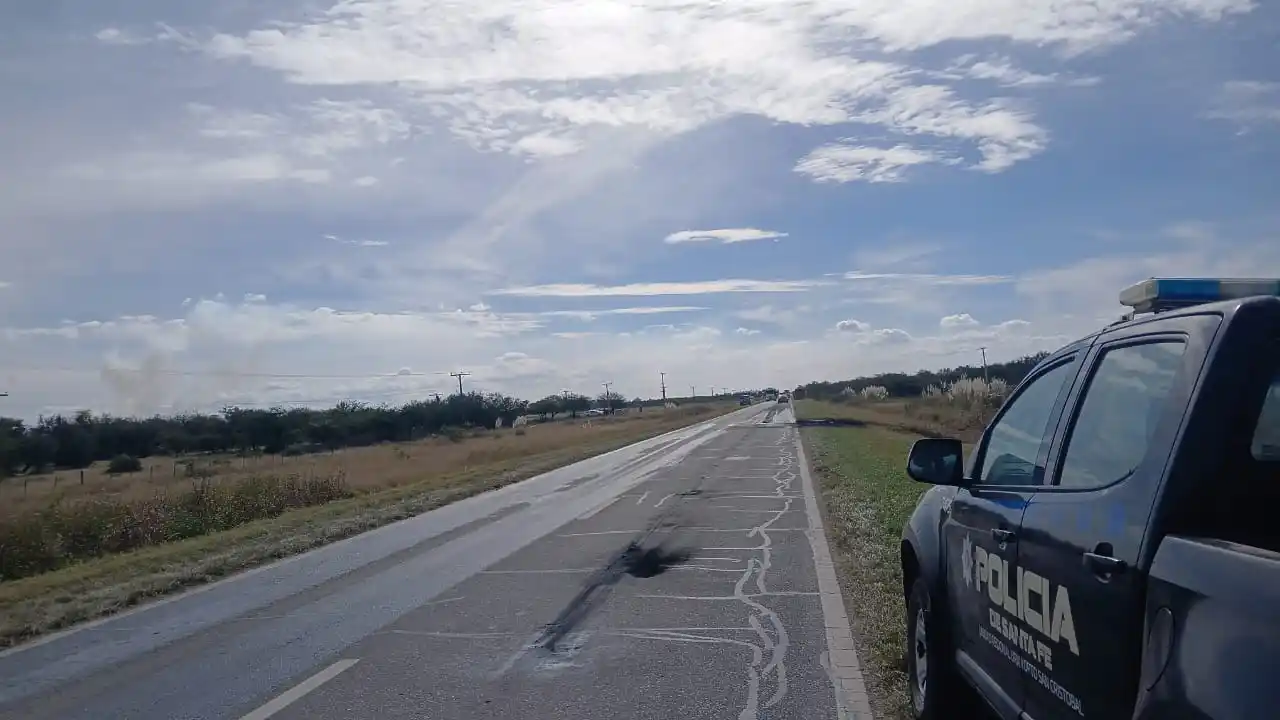 Enorme susto en La Cabral: reventó un neumático de un tanque de gasoil y se prendió fuego