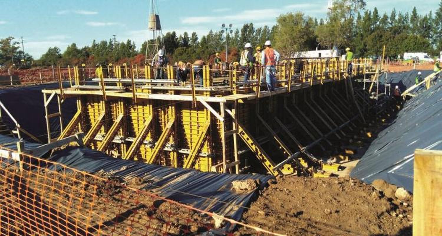 Colocan hormigón en las bases de la termoeléctrica