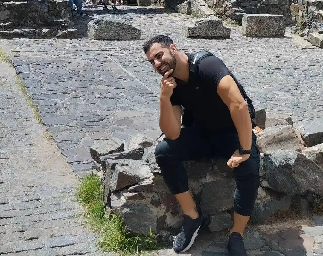 Marcel Xavier Gonzales fue hallado sin vida en la habitación que compartiá con su pareja, la dueña de un campo en el que dijo que cultivaba con fines de medicina natural.