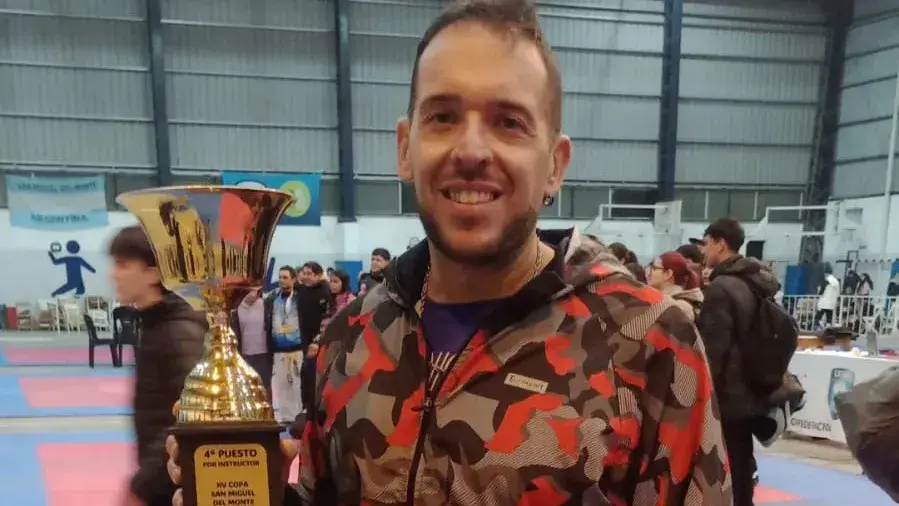 El Sabonim Rodrigo Lerra, alza el trofeo tras el reconocimiento en el torneo desarrollado en San Miguel del Monte