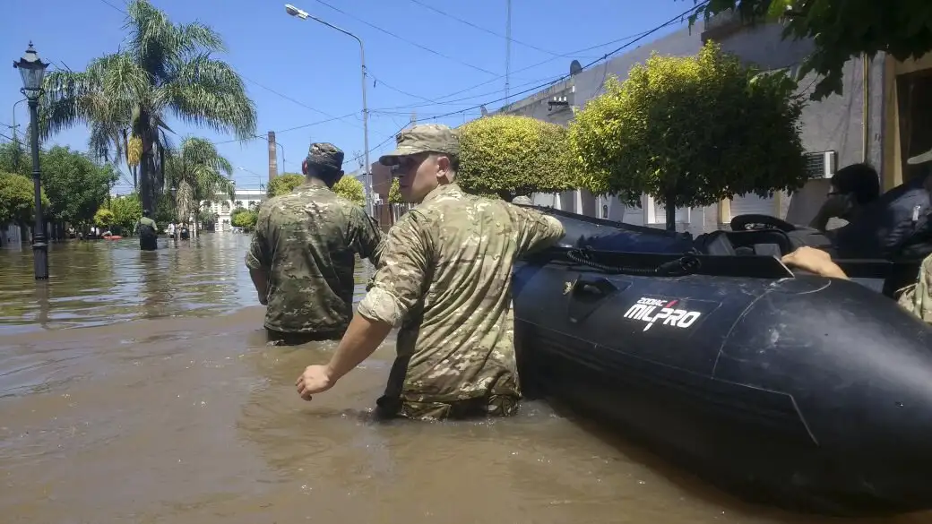 Un muerto y decenas de techos volados por fuertes tormentas