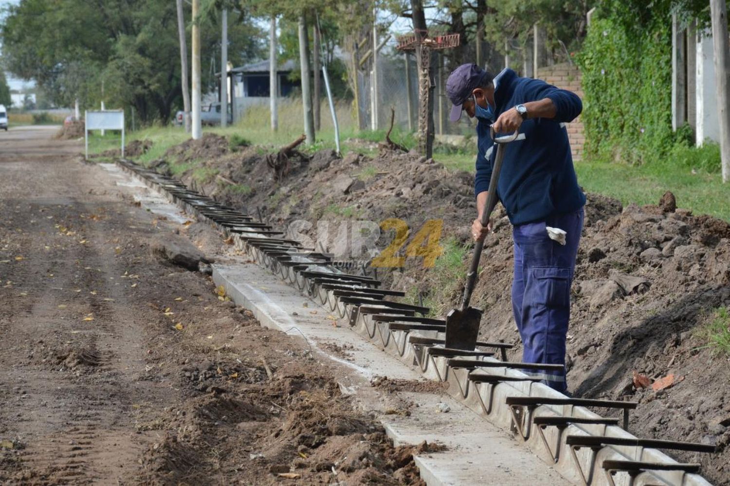 Avanza la construcción de cordón cuneta en distintos barrios