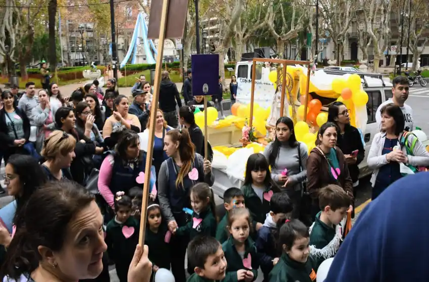 Masiva manifestación en la Catedral de docentes y alumnos de dos escuelas para pedir paz en Rosario