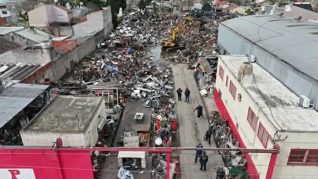 Gran cantidad de autopartes fueron secuestradas del predio ubicado en Polonia al 1700 (foto: @dronmardelplata).
