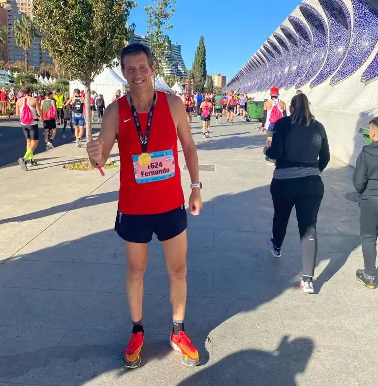 Fernando Llanos completó con éxito este domingo el Maratón de Valencia