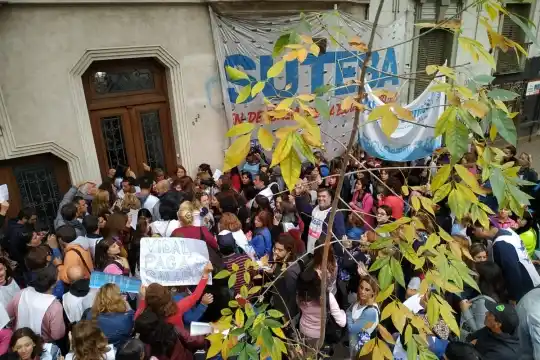 Docentes de Suteba protestaron en La Plata por salarios
