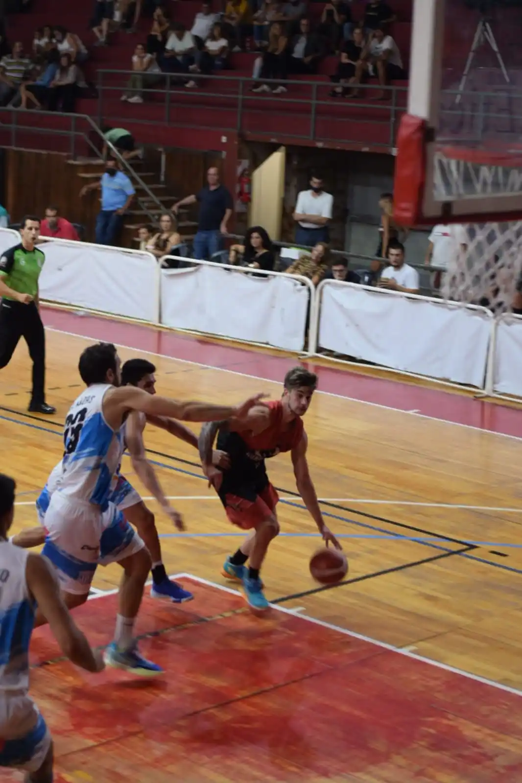 Un intento de Pallotti ante Villalón y Bellozas. (Foto gentileza Valentín Scalcini).