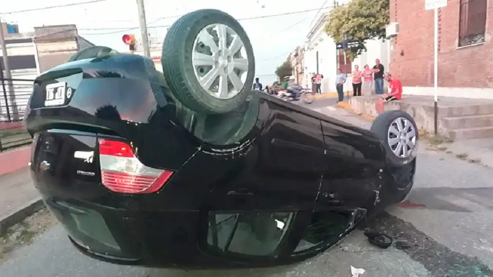 Volcó su auto en una calle céntrica de Victoria