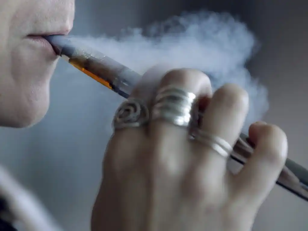 Advierten que vapear podría ser incluso más dañino para el corazón que fumar cigarrillos