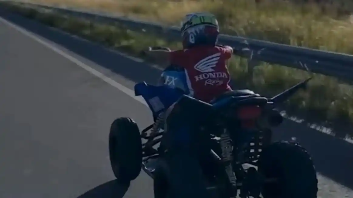 El niño arriba del cuatriciclo.