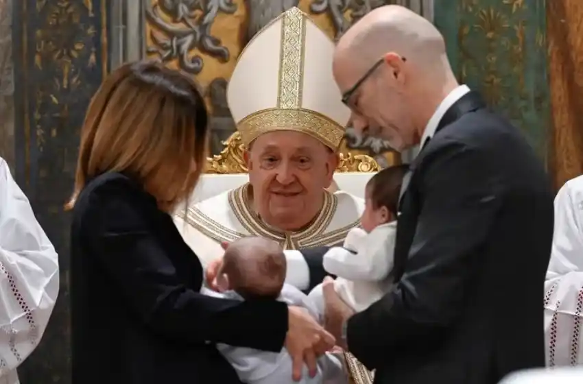 El papa Francisco bautizó a 16 niños en la capilla Sixtina