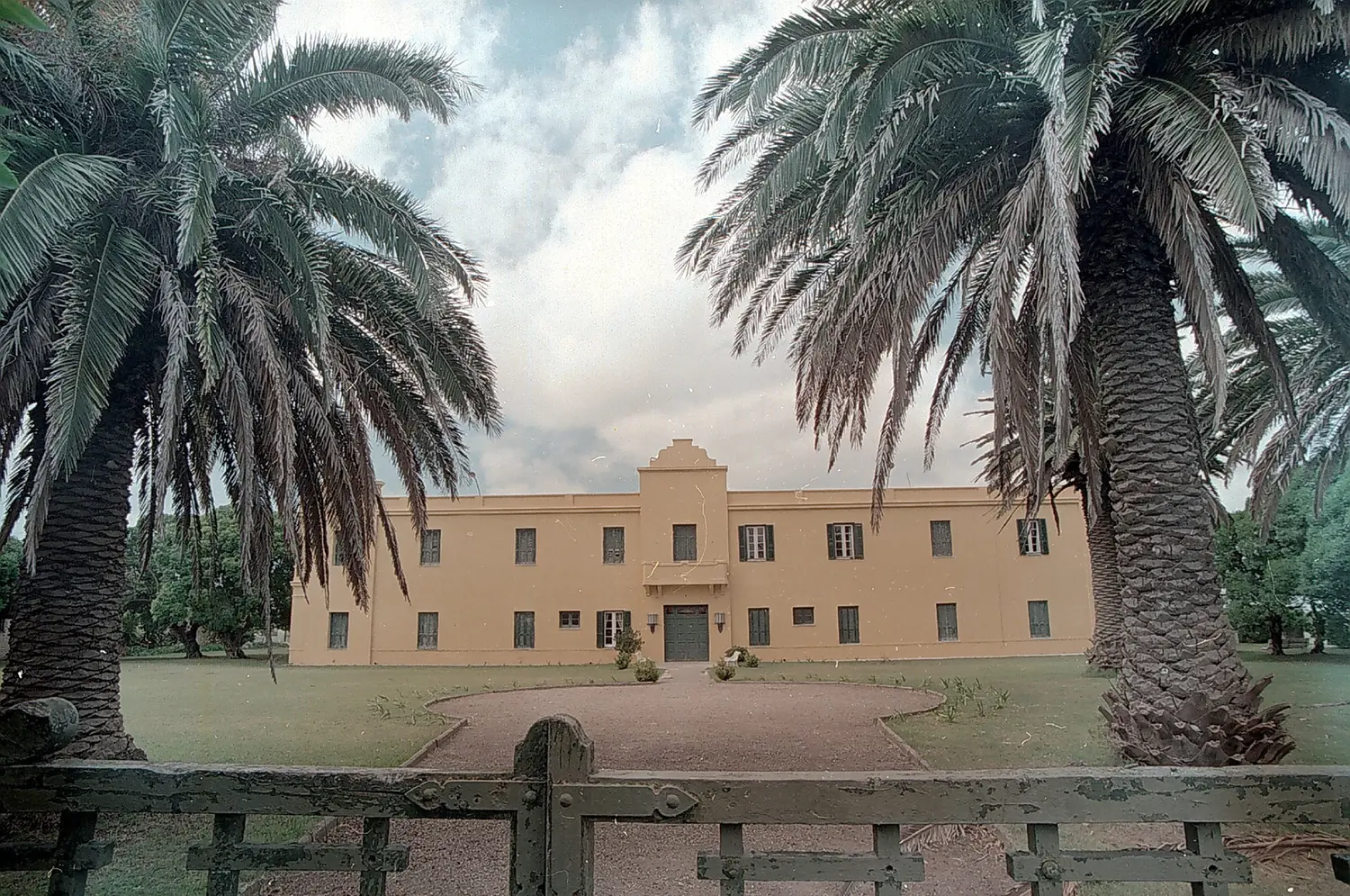 Viejos tiempos. Turistas posan en el Hotel Quequén cerca del año 1900