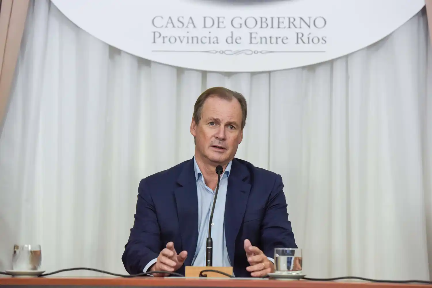Bordet suspendió por decreto el corte de servicios por 180 días