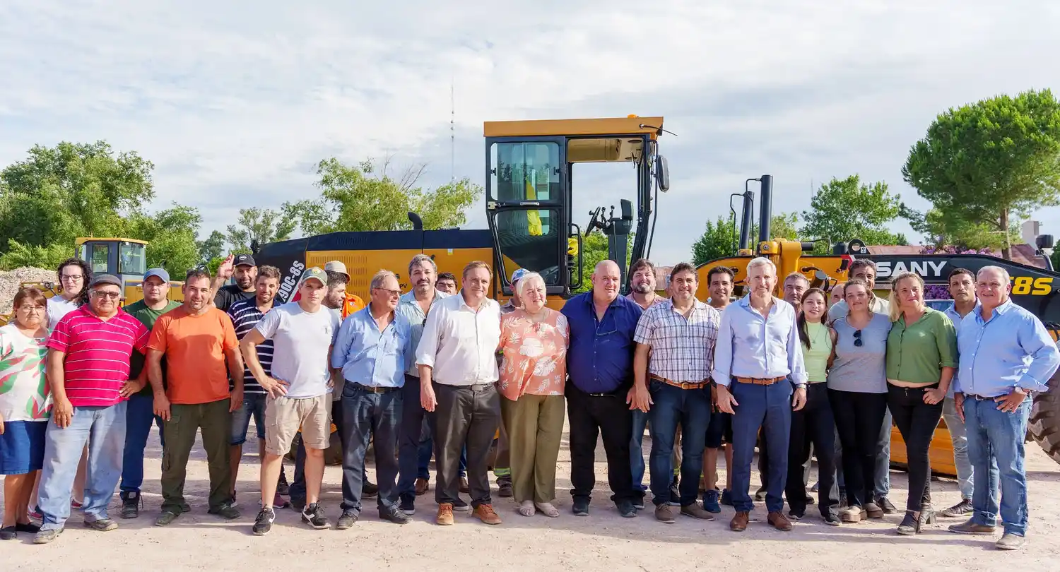 Entrega maquinaria para mejorar la red caminera del departamento Islas del Ibicuy