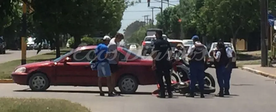 Chocó un auto con una moto robada y luego se dio a la fuga