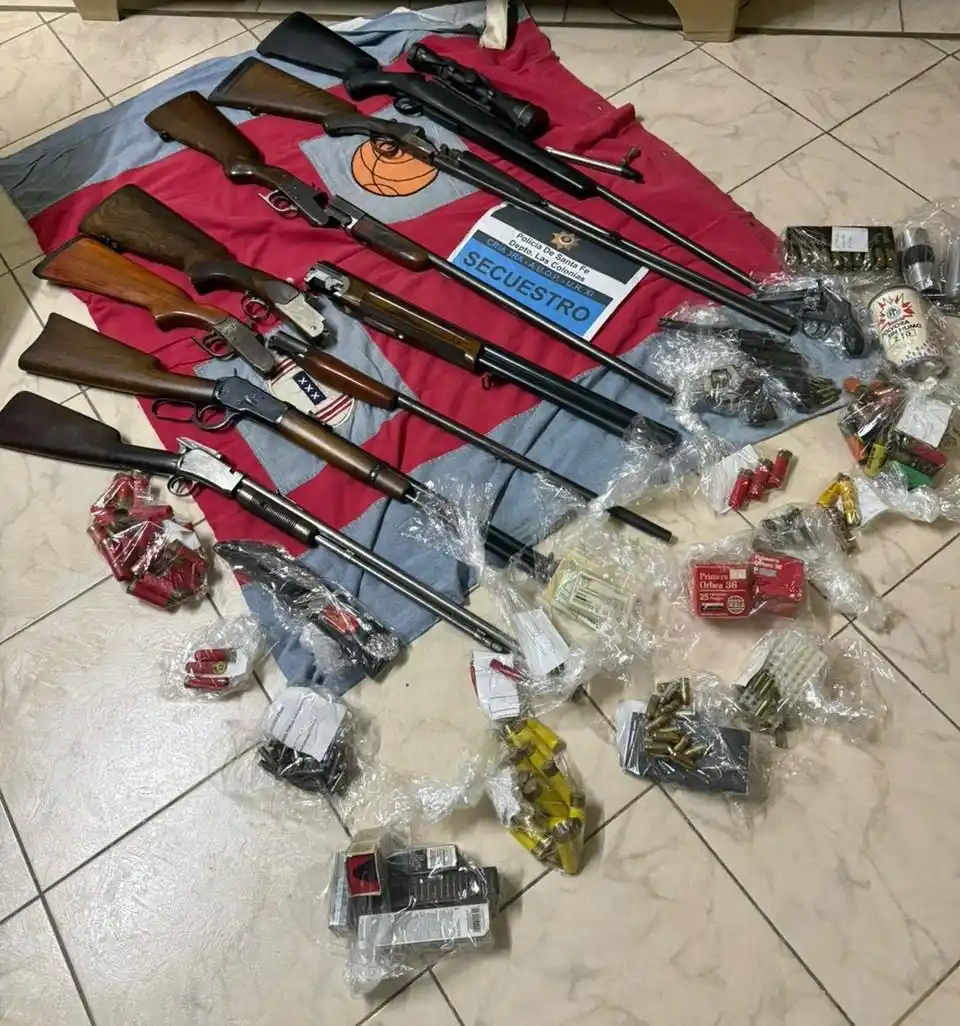 Allanaron una casa en la región por "amenazas" y encontraron todo un arsenal