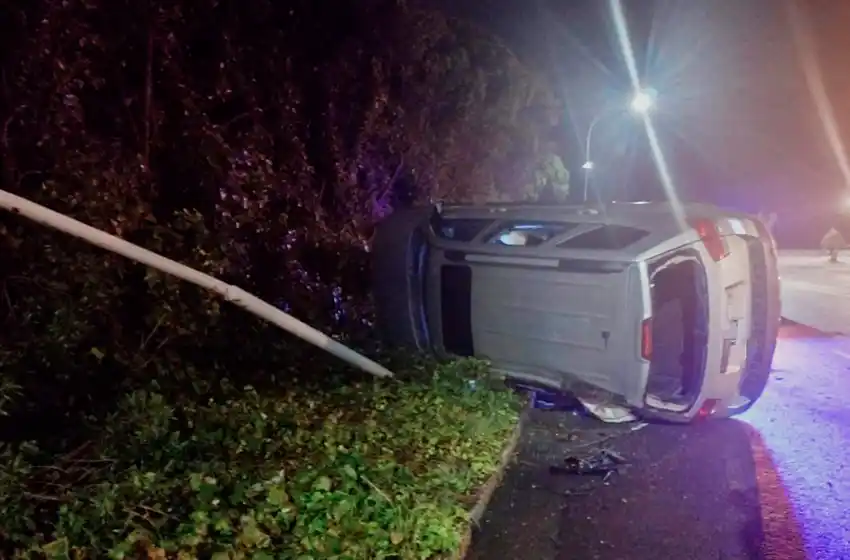 Perdió el control y volcó su auto frente a la Base Naval