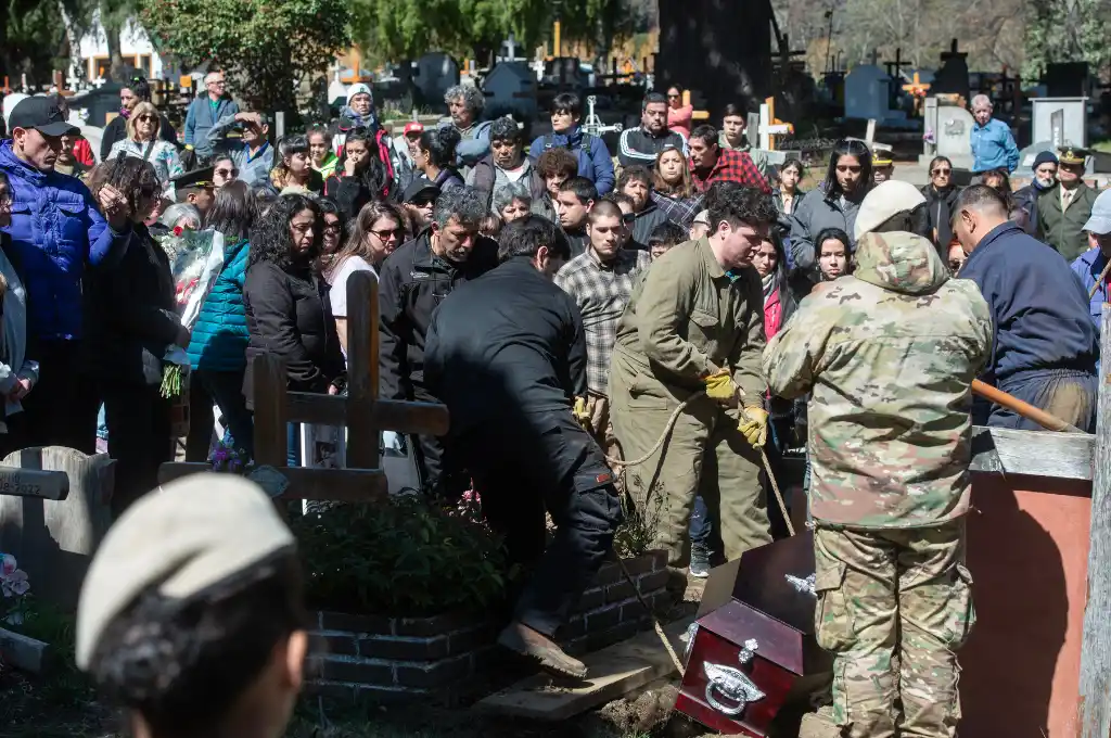 Estuvieron presentes autoridades del Ejército Argentino y una banda militar rindió los honores correspondientes.
