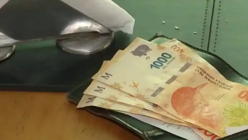 Por el auge de las billeteras virtuales, trabajadores gastronómicos ven mermar las propinas.