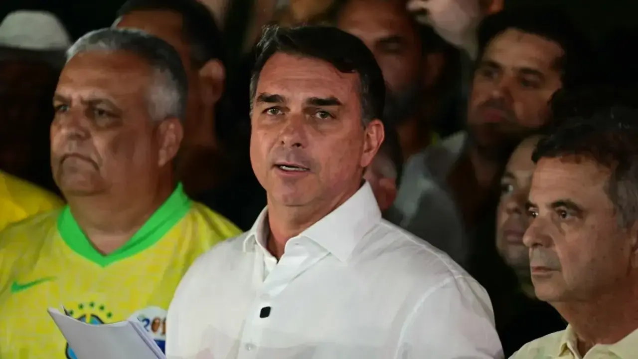 Flávio Bolsonaro denunció fraude electoral y se instaló en Estados Unidos tras huir de Brasil