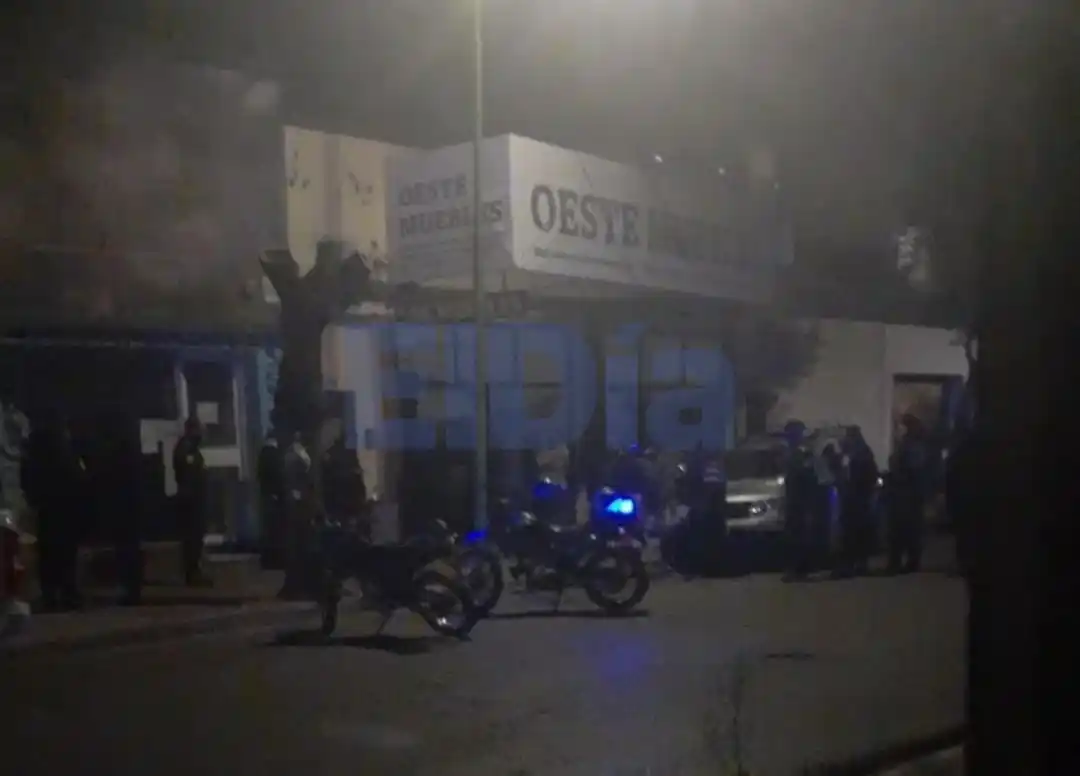 Cuatro jóvenes bolivianos fueron sancionados por incumplir el DNU: uno fue detenido