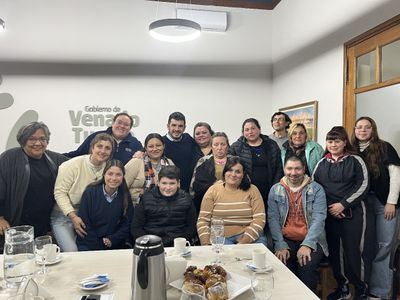 Chiarella, junto a los adultos que cursan las clases municipales de apoyo escolar