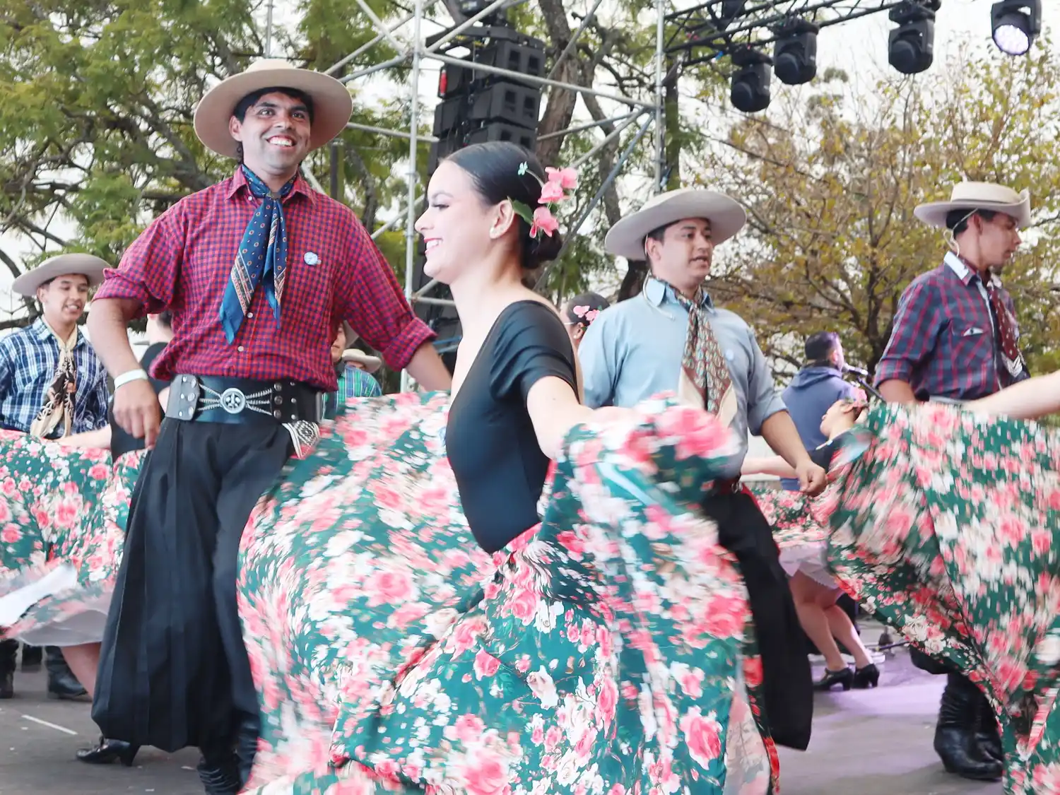 “Raíces de Mayo: Identidad que Nos Une”