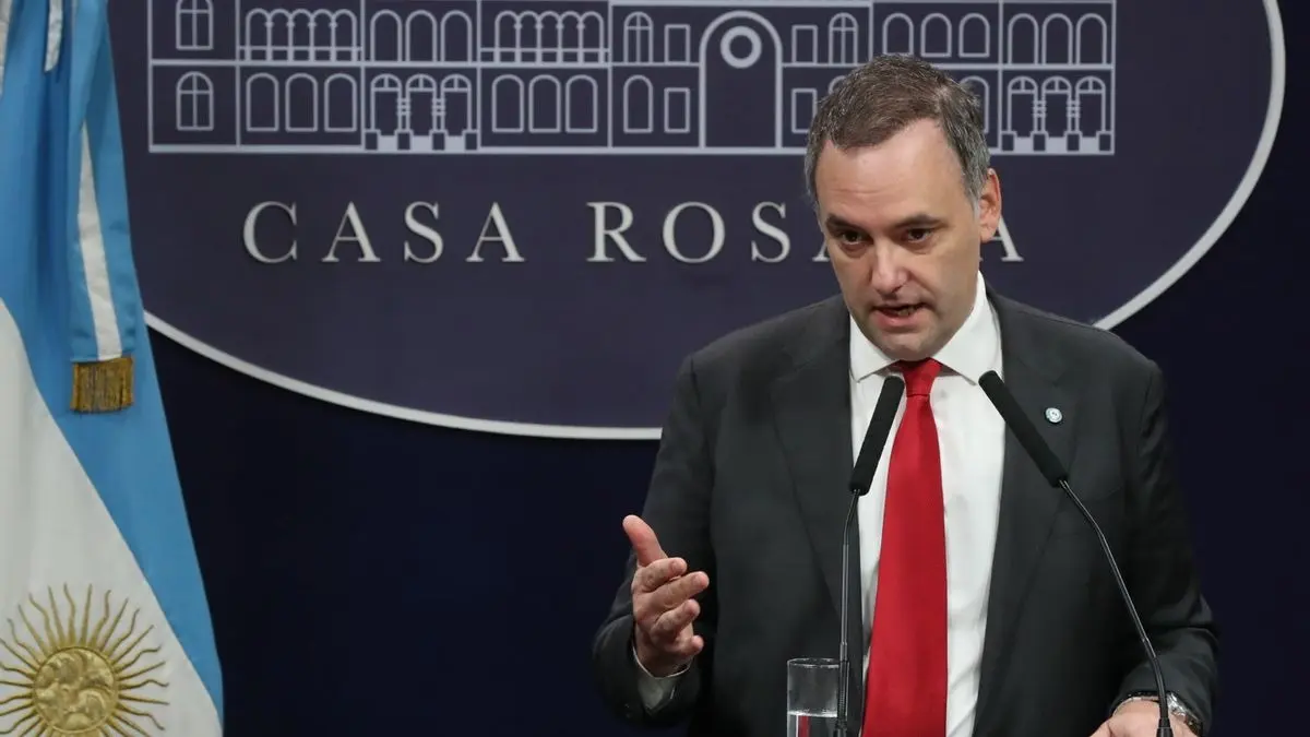 Manuel Adorni en conferencia. El funcionario fue imputado en una causa por presunto enriquecimiento ilícito y la fiscalía pidió avanzar con medidas de prueba.